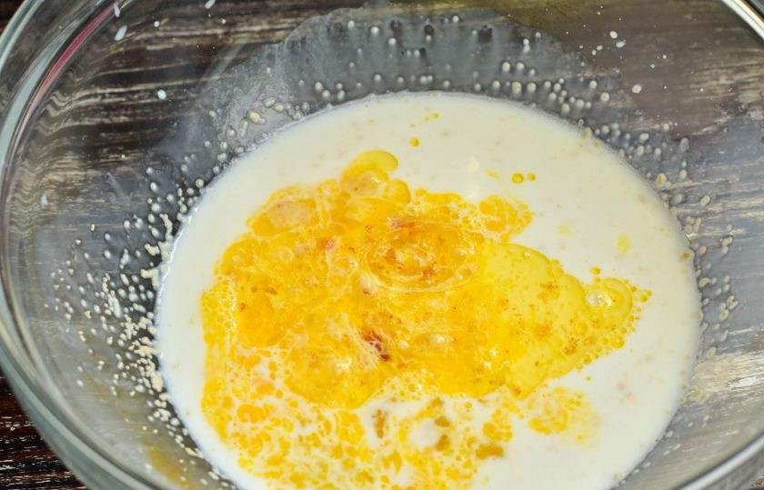 1. Этап. Тесто Водолаз: Растопите сливочное масло, добавьте его и соль в тесто. Хорошо перемешайте.