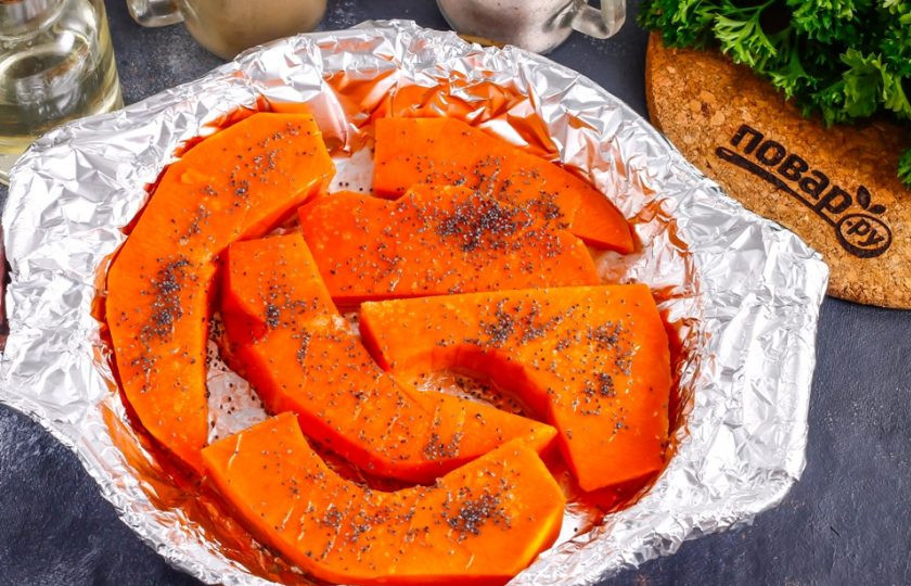 1. Этап. Запеченная тыква в духовке кусочками: Присыпьте каждый кусочек тыквы маком, хотя можно обойтись и без него. Разогрейте духовку до 200 градусов и поместите в нее форму с тыквой.