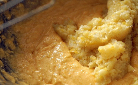 1. Этап. Пирог с лимоном в мультиварке: Сделайте тесто, смешав муку с яйцами, содой, гашённой уксусом, мягким маслом и сахаром.