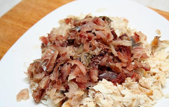 1. Этап. Салат из чечевицы с копченой рыбой: Рыбу отдираем от кости, очищаем от мелких косточек, мелко нарезаем.