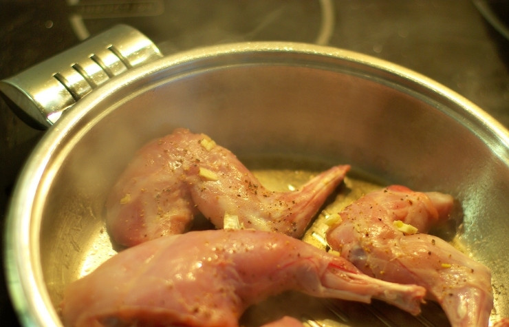 1. Этап. Тушеные ножки кролика: Сковородку ставим на небольшой огонь и в масле обжариваем кусочки с двух сторон до золотистой корочки.