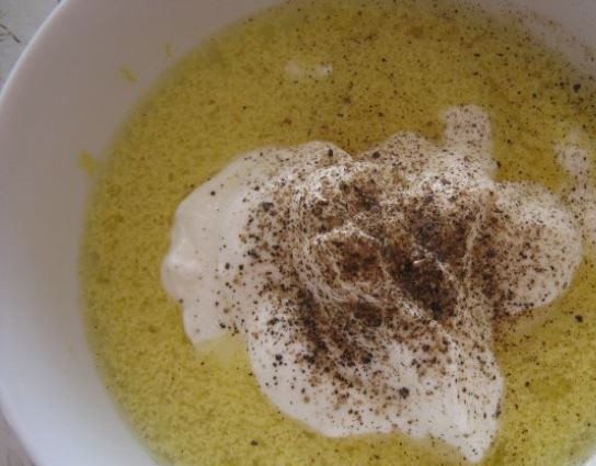 1. Этап. Заправка к салату: Добавьте в смесь лимонный сок, сметану, соль, перец и сахар.