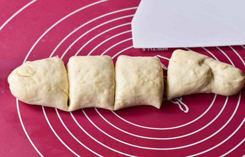 1. Этап. Хачапури с фасолью: Затем обомните его, выложите на коврик и раскатайте колбаской. Нарежьте ее на куски.