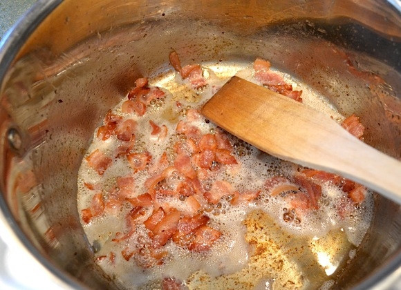 1. Этап. Запеченная индейка кусочками: 2. Поджарьте бекон в большой сковороде до появления хрустящей корочки.