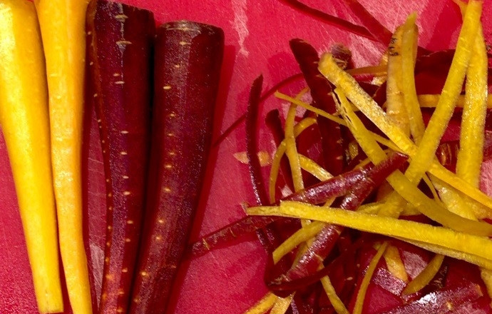 1. Этап. Салат с морковью и кедровыми орешками: 1. Морковь вымойте, затем отрежьте концы и очистите ее.