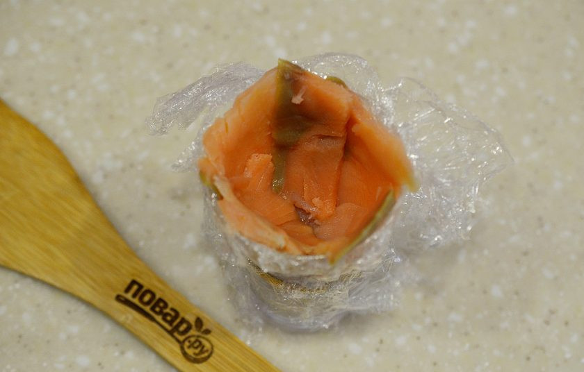 1. Этап. Закуска Колокольчики: 2. Выложите по стенкам формы ломтики семги, плотно прижимая их к пленке.