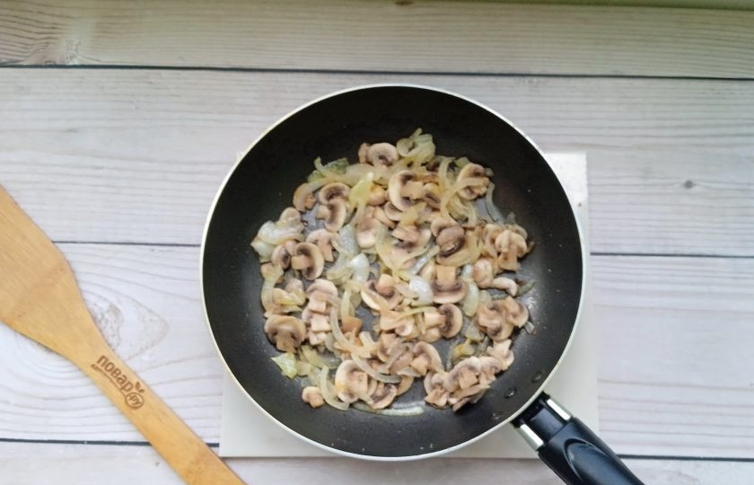 1. Этап. Киш с индейкой, грибами и картошкой: Приготовьте начинку. Репчатый лук и шампиньоны очистите и нарежьте. Выложите в сковороду с подсолнечным маслом и обжарьте до готовности. Посолите по вкусу.