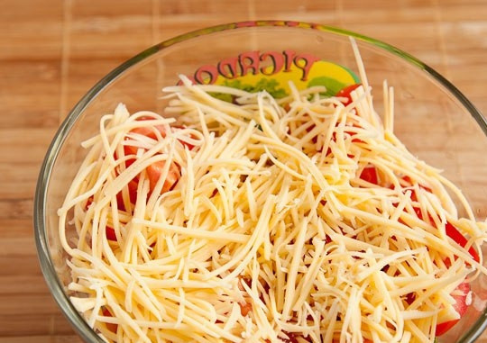 1. Этап. Салат типа Оливье: Потом натрите сыр на тёрке для корейской моркови. Кусочек сыра оставьте на украшения.