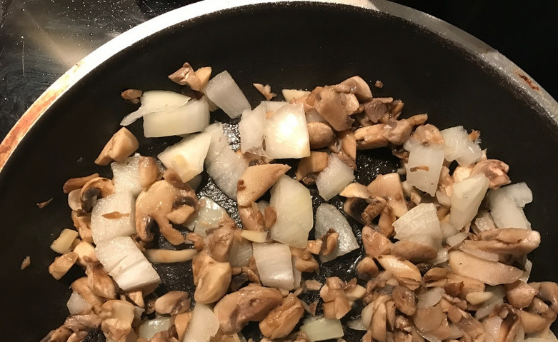 1. Этап. Суп на быструю руку: 2. Добавим лук и шампиньоны, обжарим до готовности. Аромата станет еще больше.