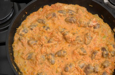 1. Этап. Тушеные куриные сердечки: Накрываем сковороду крышкой и тушим сердечки минут 10. За это время они полностью приготовятся, поэтому выбираем любимый гарнир и подаем блюдо к столу. Приятного аппетита!