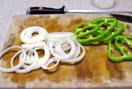 1. Этап. Фахитас с курицей: Нарезаем кольцами лук и перчик.