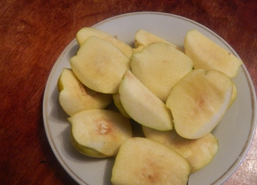 1. Этап. Айва в ванильном сиропе: Айву разрезаем на 4 части и удаляем сердцевину и семена.