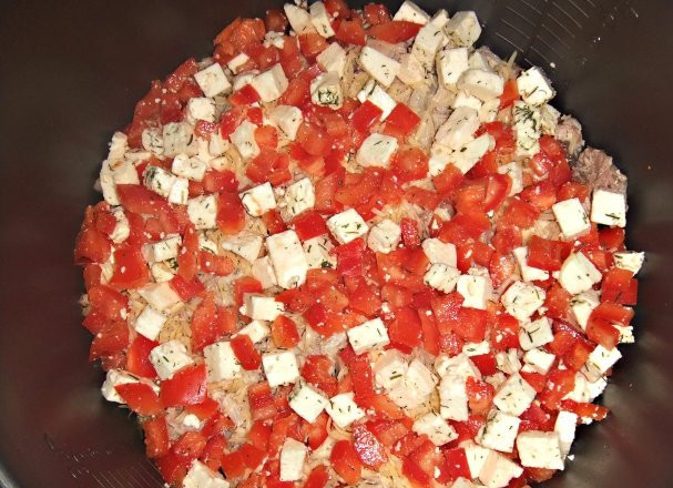 1. Этап. Замороженная цветная капуста в мультиварке: Затем сыр и перец. Тоже сверху посыпаем сыром.