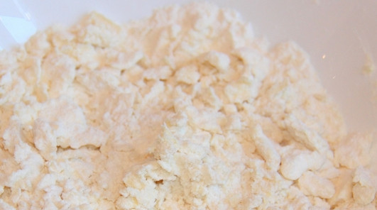 1. Этап. Тесто с творожным сыром: Растираем в крошку сливочное масло с мукой и одним яичным желтком.
