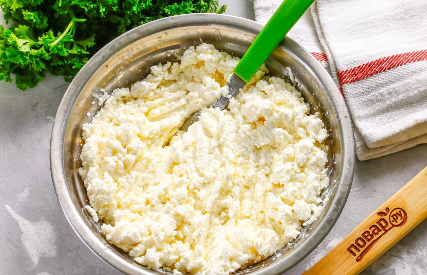 1. Этап. Сырная ёлочка: Тщательно все перетрите вилкой, чтобы масса как следует перемешалась. Оставьте творог в холодильнике на 30 минут - чесночный аромат разойдется по всей массе.