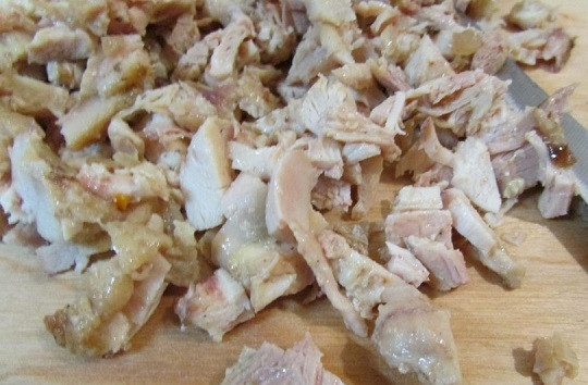 1. Этап. Хлеб с курицей Хеннеброд: 2. А тем временем нарежьте небольшими кусочками куриный окорочок.