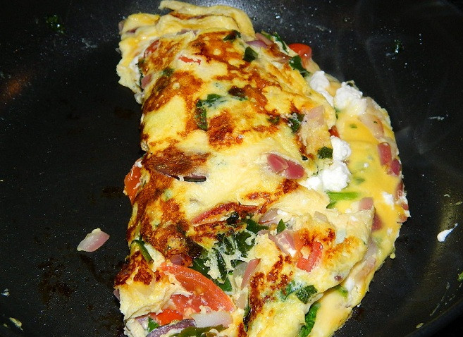 1. Этап. Омлет по-гречески: 8. Свернуть пополам и продолжать жарить омлет по-гречески в домашних условиях еще 2-3 минуты. При желании можно завернуть его рулетом.