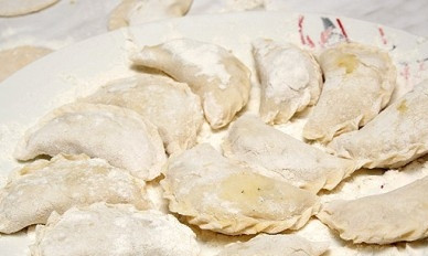 1. Этап. Постные вареники с капустой: И лепим вареники, тщательно соединяя края теста. Можно просто залепить края, а можно красиво защипнуть:) Выкладываем вареники на присыпанную мукой поверхность и на расстоянии друг от друга.