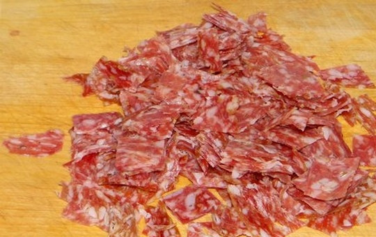 1. Этап. Паста Пенне ригате: Отварите макароны до состояния «аль денте», согласно инструкции на упаковке. Нарежьте салями небольшими тонкими ломтиками.