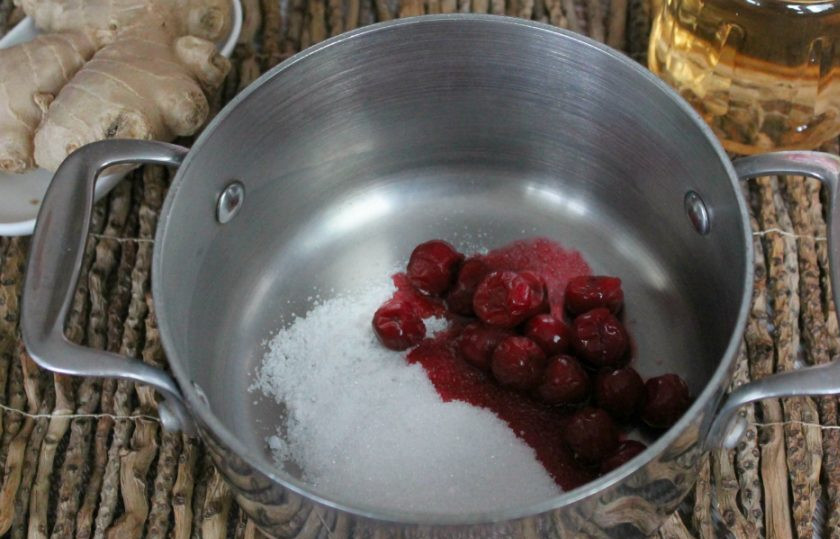 1. Этап. Имбирь маринованный в яблочном уксусе: Сахар, соль и вишню без косточек добавляем в кастрюлю.