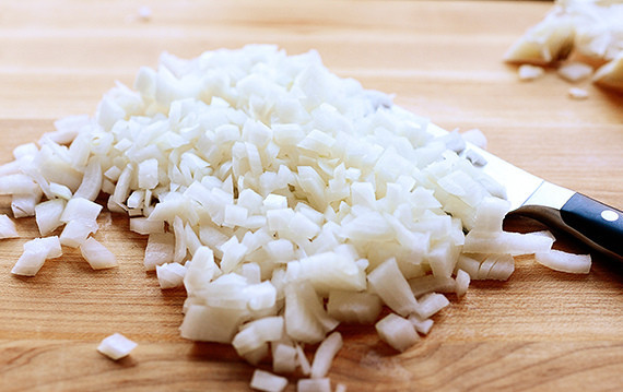 1. Этап. Паста с курицей и моцареллой: Порезать лук и чеснок.