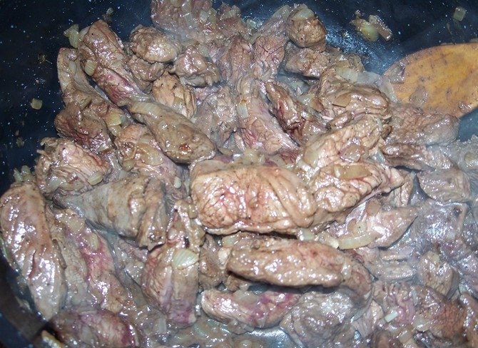 1. Этап. Бефстроганов из оленины: 3. Отправляем его жариться на сковороду, а тем временем приступаем к подготовке других ингредиентов для блюда.