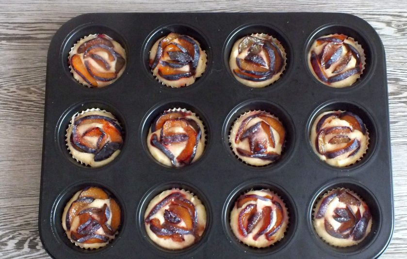 1. Этап. Сливовые маффины: В каждую формочку с тестом, по кругу, разложите сливу. Если слива очень кислая, можно присыпать сверху по щепотке сахара. Подготовленные формочки с тесом поставьте в разогретую до 180 градусов духовку на 20-25 минут. Учитывайте особенности своей духовки.