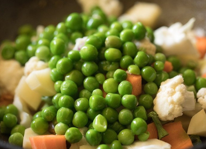 1. Этап. Тушеный микс овощей: 4. Следом добавьте зеленый горошек.