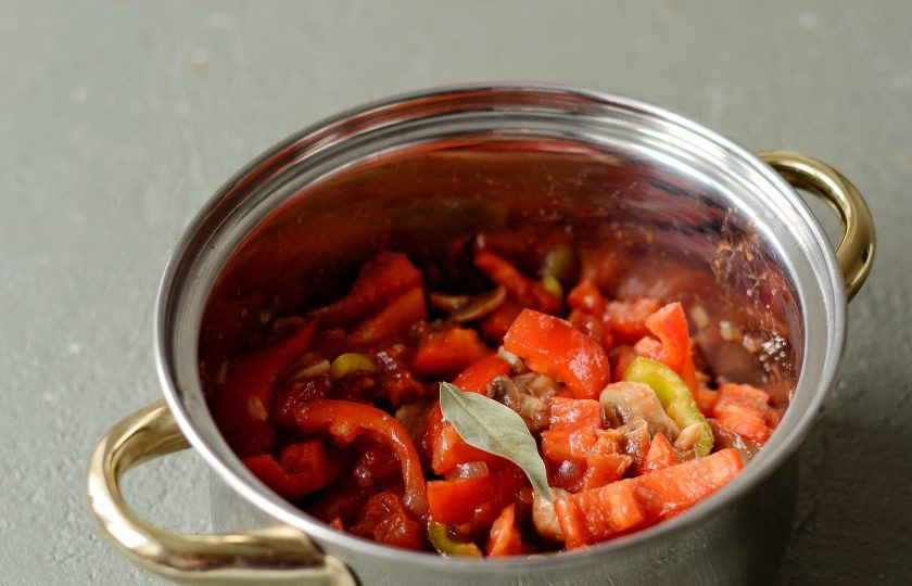 1. Этап. Лечо с грибами: Налейте воду, добавьте сахар, соль, перец и лавровый лист. Доведите до кипения. Варите лечо на медленном огне 25 минут. В конце влейте уксус.