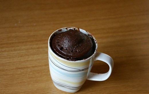 1. Этап. Шоколадный кекс за 5 минут: Готовая масса немного опустится.