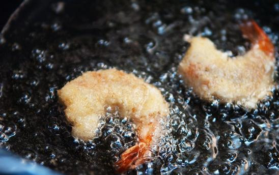 1. Этап. Креветки с пармезаном: Жарим в раскаленном масле на быстром огне примерно 1-2 минуты с каждой стороны. Перед подачей при помощи салфетки удалить ненужный жир.