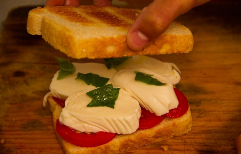 1. Этап. Бутерброды с моцареллой: Накройте им бутерброд с моцареллой. Вот всё и получилось!