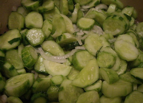 1. Этап. Салат из огурцов Нежинский: Влейте растительное масло, добавьте уксус, соль и сахар. Все тщательно перемешайте. Проще всего это делать руками. Оставьте на час, чтобы овощи пустили свой сок.