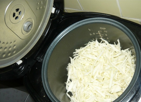 1. Этап. Капуста с грибами в мультиварке: 3. Выложите капусту к луку, продолжайте обжаривать, периодически помешивая. Капуста должна стать мягкой и пустить сок.