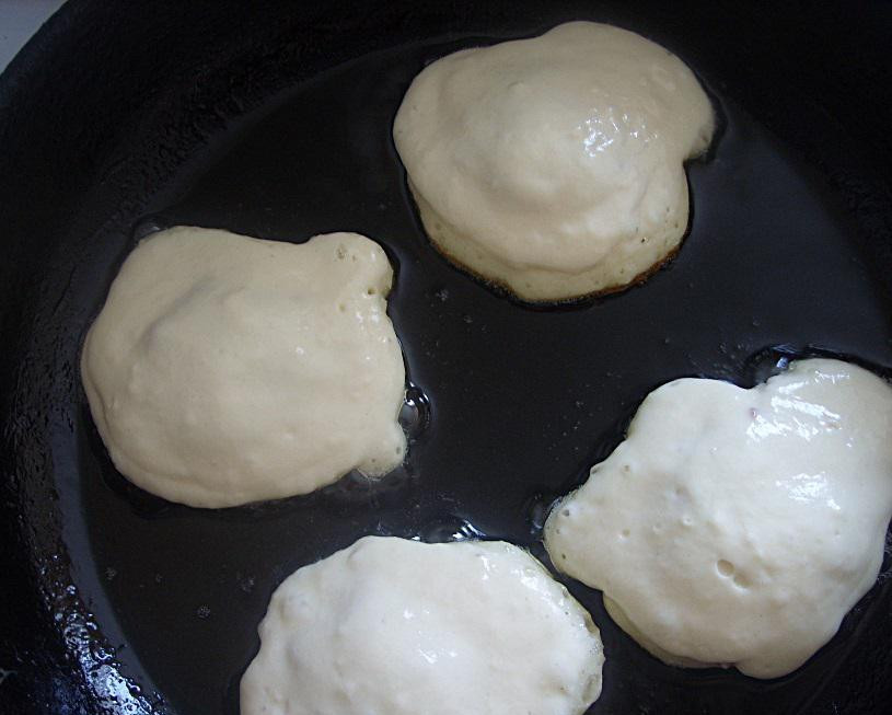 1. Этап. Оладьи с фаршем: Наверх снова тесто. Жарить под крышкой на небольшом огне, следите, чтобы фарш внутри оладий хорошо проготовился. Подавать со сметанкой или каким-либо соусом. Такие блинчики хороши как горяченькими, только что со сковородки, так и остывшими.