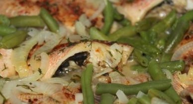 1. Этап. Тушеный морской окунь: Теперь добавляем спаржевую фасоль и чуть-чуть подсаливаем. Тушим минут 5 без крышки, а затем опять накрываем сковороду крышкой и тушим минут 15. За это время вся вода должна испариться и окунь может даже слегка поджариться.