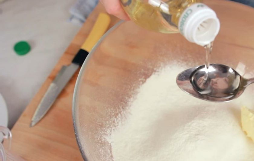 1. Этап. Индийские лепешки с начинкой: 1. Для начала приготовьте тесто. Для этого в просеянную муку добавьте размягченное сливочное масло и подсолнечное масло.