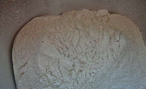 1. Этап. Бородинский хлеб: В чашу хлебопечки засыпаем: дрожжи, просеянную ржаную и пшеничную муку, соль.