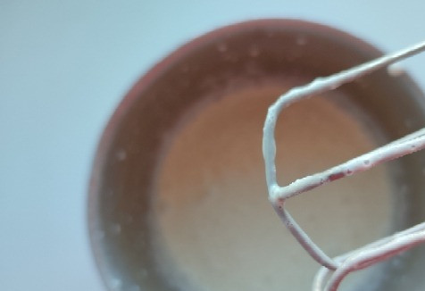 1. Этап. Лимонный крем-десерт: Добавляем в крем сок от половины лимона и ещё раз взбиваем.