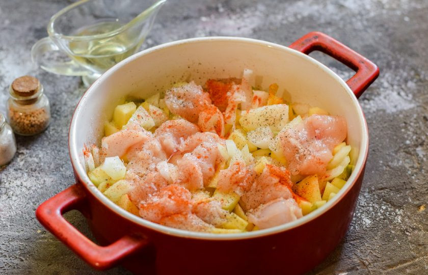 1. Этап. Запеканка из курицы и тыквы: Жаропрочную форму смажьте растительным маслом, выложите все подготовленные ингредиенты.