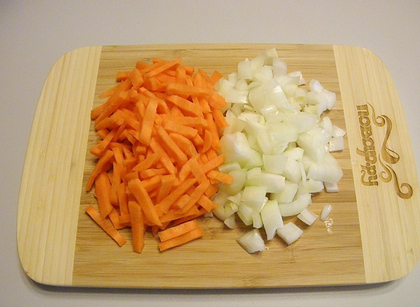 1. Этап. Печеночный рулет: Лук и морковь порежьте не слишком крупно.