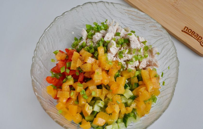 1. Этап. Слоеный салат из хурмы: Соедините в салатнике все ингредиенты.