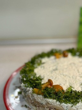 1. Этап. Салат Сказочный: Сверху салат по желанию украсить (можно укропом и маринованными опятами)