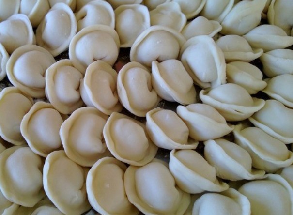 1. Stage. Pike dumplings: On the center of a circle of dough, lay out the prepared filling, blind the edges like dumplings, and then connect the ends. Dumplings are ready, they can be frozen or immediately boiled in salted water for 3-5 minutes after boiling.