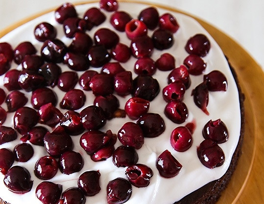 1. Этап. Шоколадно-вишневый торт: 11. Выложите корж и полейте сиропом. Затем — слой крема и вишни, которые предварительно немного обсушите от сиропа.