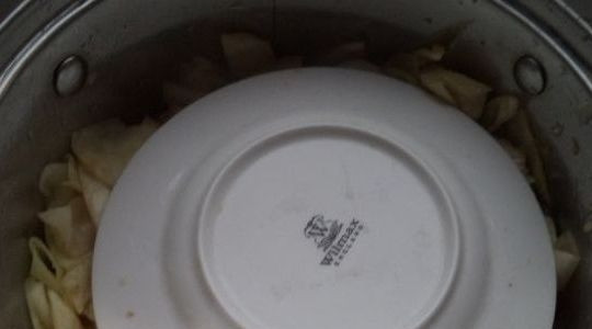 1. Этап. Капуста Чим чи: Капусту нашинкуйте. Залейте её заправкой. Утрамбуйте и закройте крышкой.