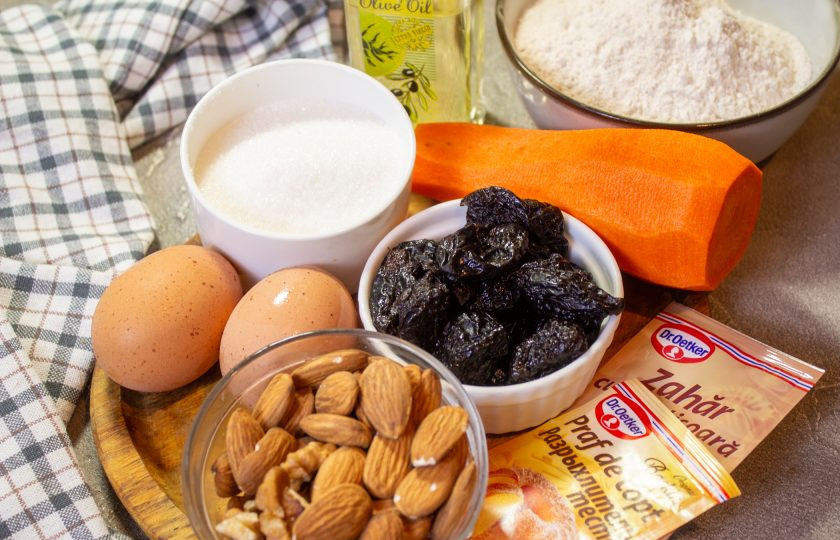 1. Этап. Морковный кекс с орехами: Подготовьте необходимые продукты для приготовления морковного кекса с орехами.