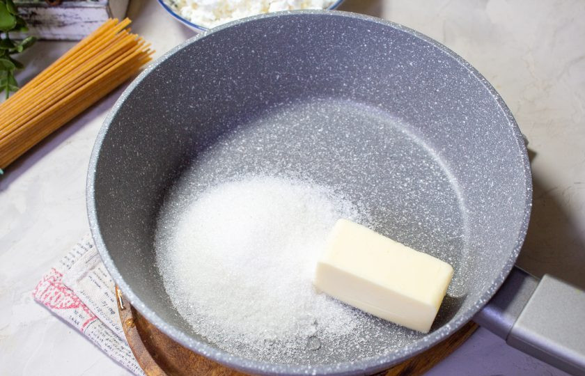 1. Этап. Спагетти с творогом и яблоком: В сковороду выложите масло и сахар, растопите до слегка карамельного оттенка.