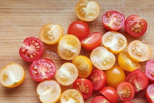 1. Этап. Брускетта с карамелизированными помидорами черри: Помидоры черри помыть, разрезать пополам.