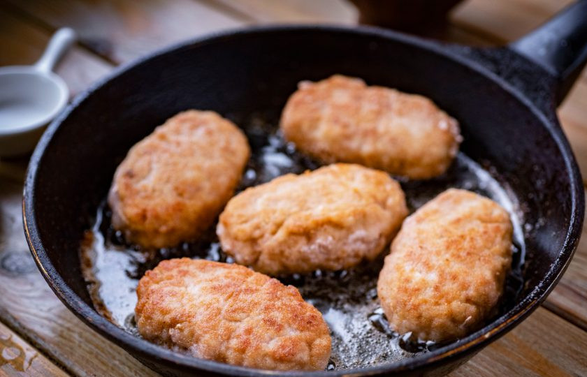 1. Этап. Котлеты Праздничные: В сковороде разогрейте растительное масло на среднем огне, выложите партию заготовок котлет и обжаривайте их с двух сторон до золотистой корочки. В конце обжаривания можно добавить в сковороду немного водички, сковороду накрыть крышкой и на небольшом огне немного потушить.